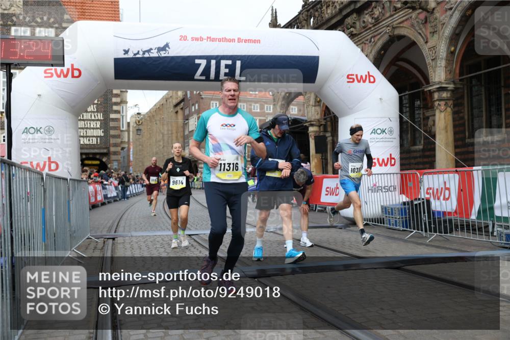 05.10.2025 - 20. swb-Marathon Bremen Yannick Fuchs http://msf.ph/oto/9249018 05.10.2025 10:44:13 Ziel 9614, 9919, 10351, 10649, 10652, 10780, 11316, 11503 meine-sportfotos.de