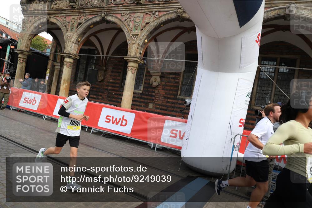 05.10.2025 - 20. swb-Marathon Bremen Yannick Fuchs http://msf.ph/oto/9249039 05.10.2025 10:53:07 Ziel 9187, 9650, 9918, 10064, 10539, 10779, 10955, 11259, 11398, 11411, 11450, 11722 meine-sportfotos.de