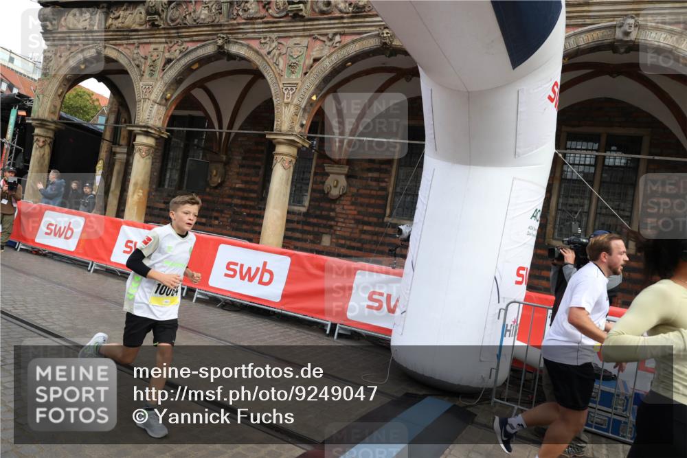05.10.2025 - 20. swb-Marathon Bremen Yannick Fuchs http://msf.ph/oto/9249047 05.10.2025 10:53:07 Ziel 9187, 9650, 9918, 10064, 10539, 10779, 10955, 11259, 11398, 11411, 11450, 11722 meine-sportfotos.de