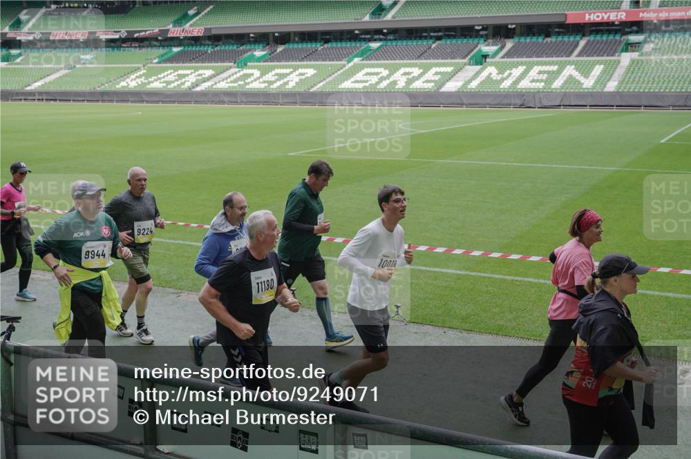 05.10.2025 - 20. swb-Marathon Bremen Michael Burmester http://msf.ph/oto/9249071 05.10.2025 10:39:33 Laufen im Stadion 7199, 7654, 7779, 7788, 7789, 7979, 8123, 9002, 9180, 9186, 9224, 9225, 9228, 9286, 9315, 9324, 9325, 9379, 9398, 9419, 9515, 9523, 9610, 9628, 9644, 9661, 9662, 9668, 9713, 9765, 9780, 9786, 9850, 9901, 9908, 9927, 9944, 9998, 10018, 10021, 10025, 10157, 10185, 10192, 10207, 10238, 10255, 10258, 10289, 10371, 10374, 10426, 10462, 10498, 10531, 10551, 10557, 10567, 10587, 10597, 10603, 10604, 10734, 10749, 9182, 9184, 9229, 9269, 9300, 9379, 9394 meine-sportfotos.de