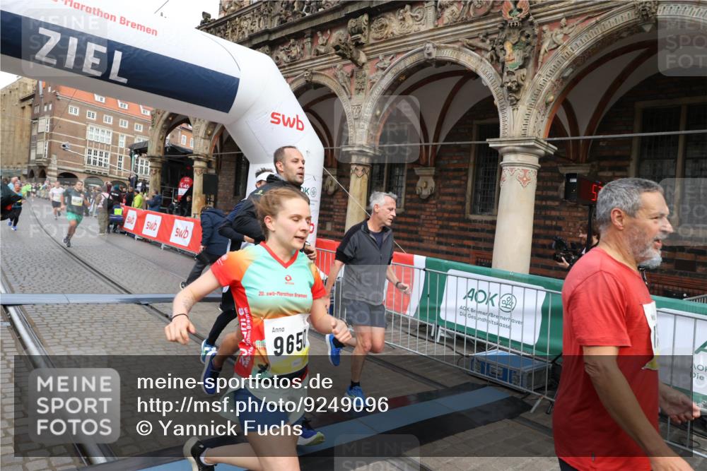 05.10.2025 - 20. swb-Marathon Bremen Yannick Fuchs http://msf.ph/oto/9249096 05.10.2025 10:53:12 Ziel 9187, 9650, 9918, 10064, 10128, 10539, 10779, 11259, 11300, 11398, 11411, 11450, 11722 meine-sportfotos.de