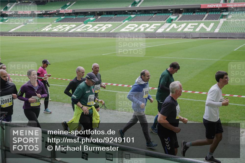 05.10.2025 - 20. swb-Marathon Bremen Michael Burmester http://msf.ph/oto/9249101 05.10.2025 10:39:34 Laufen im Stadion 7199, 7654, 7779, 7788, 7789, 7979, 8123, 9002, 9180, 9186, 9220, 9224, 9225, 9228, 9286, 9315, 9324, 9325, 9398, 9419, 9515, 9523, 9610, 9628, 9644, 9661, 9662, 9668, 9713, 9765, 9780, 9786, 9850, 9901, 9908, 9927, 9944, 9998, 10018, 10021, 10025, 10157, 10185, 10192, 10207, 10238, 10255, 10258, 10289, 10371, 10374, 10426, 10462, 10498, 10531, 10551, 10557, 10567, 10587, 10597, 10603, 10604, 10734, 10749, 9182, 9184, 9229, 9269, 9300, 9379, 9394 meine-sportfotos.de
