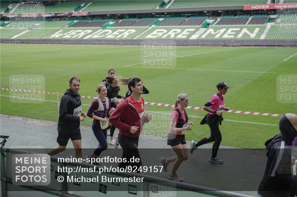 05.10.2025 - 20. swb-Marathon Bremen Michael Burmester http://msf.ph/oto/9249157 05.10.2025 10:39:36 Laufen im Stadion 7199, 7654, 7779, 7788, 7789, 7979, 8123, 9002, 9180, 9186, 9220, 9224, 9225, 9228, 9286, 9315, 9324, 9325, 9419, 9515, 9523, 9610, 9628, 9644, 9661, 9662, 9668, 9713, 9765, 9780, 9786, 9850, 9901, 9908, 9927, 9944, 9998, 10018, 10021, 10025, 10157, 10185, 10192, 10207, 10238, 10255, 10258, 10289, 10371, 10374, 10422, 10426, 10451, 10462, 10498, 10531, 10551, 10557, 10567, 10587, 10597, 10603, 10604, 10749, 9182, 9184, 9229, 9269, 9300, 9324, 9379, 9394 meine-sportfotos.de