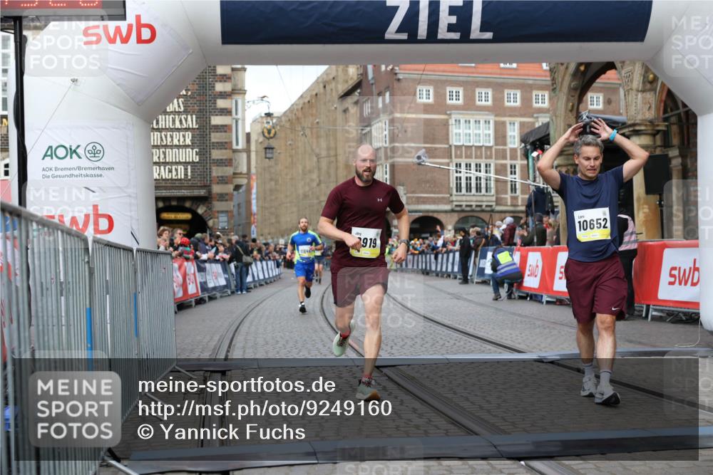 05.10.2025 - 20. swb-Marathon Bremen Yannick Fuchs http://msf.ph/oto/9249160 05.10.2025 10:44:15 Ziel 9614, 9919, 10351, 10649, 10652, 10780, 11316, 11503, 11645, 11648 meine-sportfotos.de
