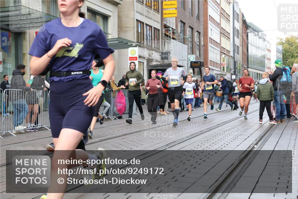 05.10.2025 - 20. swb-Marathon Bremen Strokosch-Dieckow http://msf.ph/oto/9249172 05.10.2025 10:53:10 Ziel 7193, 7251, 9238, 9263, 9461, 9464, 9539, 9569, 9717, 9868, 9957, 10057, 10302, 10310, 10317, 10335, 10369, 10468, 10642, 10655, 10925, 10934, 10993, 11046, 11174, 11175, 11246, 11545, 11616, 11716, 7193, 7251, 9238, 9263, 9461, 9464, 9539, 9569, 9717, 9868, 9957, 10057, 10302, 10310, 10317, 10335, 10369, 10468, 10642, 10655, 10925, 10934, 10993, 11046, 11174, 11246 meine-sportfotos.de