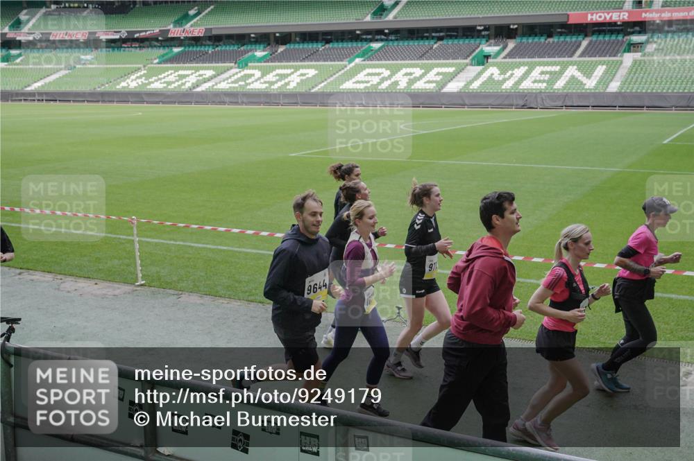 05.10.2025 - 20. swb-Marathon Bremen Michael Burmester http://msf.ph/oto/9249179 05.10.2025 10:39:36 Laufen im Stadion 7199, 7654, 7779, 7788, 7789, 7979, 8123, 9002, 9180, 9186, 9220, 9224, 9225, 9228, 9286, 9315, 9324, 9325, 9419, 9515, 9523, 9610, 9628, 9644, 9661, 9662, 9668, 9713, 9765, 9780, 9786, 9850, 9901, 9908, 9927, 9944, 9998, 10018, 10021, 10025, 10157, 10185, 10192, 10207, 10238, 10255, 10258, 10289, 10371, 10374, 10422, 10426, 10451, 10462, 10498, 10531, 10551, 10557, 10567, 10587, 10597, 10603, 10604, 10749, 9182, 9184, 9229, 9269, 9300, 9324, 9379, 9394 meine-sportfotos.de