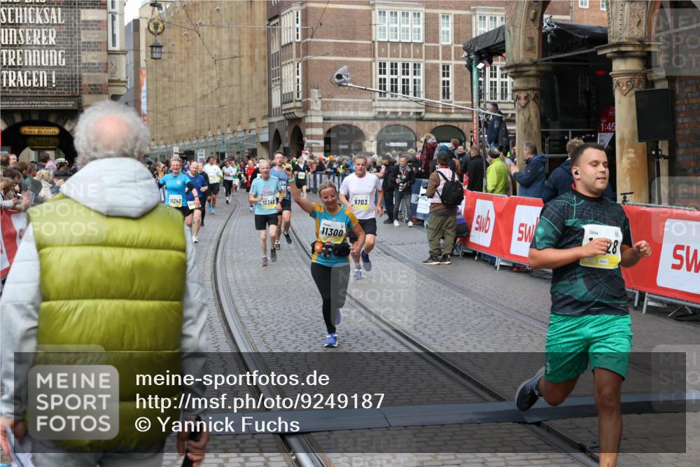 05.10.2025 - 20. swb-Marathon Bremen Yannick Fuchs http://msf.ph/oto/9249187 05.10.2025 10:53:14 Ziel 9650, 9703, 10064, 10128, 10349, 10466, 10539, 11259, 11300, 11398, 11411, 11450 meine-sportfotos.de