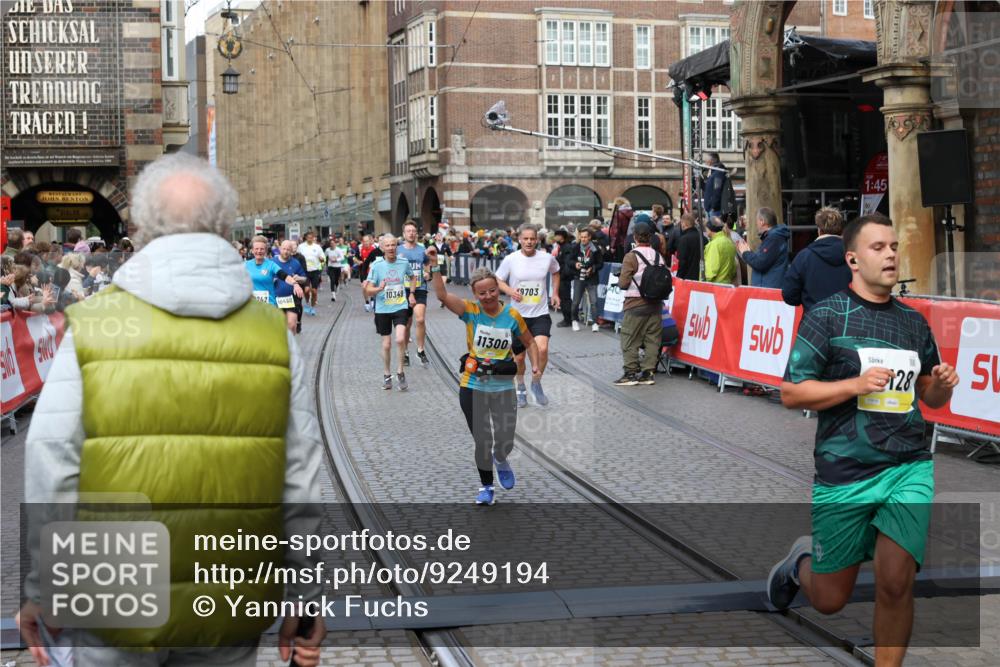 05.10.2025 - 20. swb-Marathon Bremen Yannick Fuchs http://msf.ph/oto/9249194 05.10.2025 10:53:14 Ziel 9650, 9703, 10064, 10128, 10349, 10466, 10539, 11259, 11300, 11398, 11411, 11450 meine-sportfotos.de