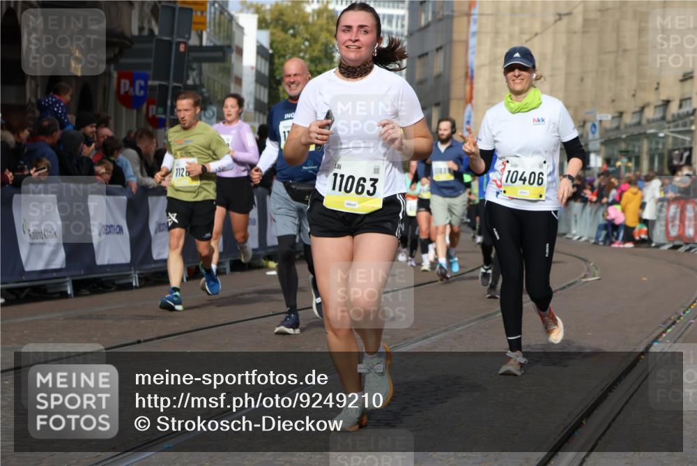 05.10.2025 - 20. swb-Marathon Bremen Strokosch-Dieckow http://msf.ph/oto/9249210 05.10.2025 11:00:18 Ziel 9495, 10067, 10406, 10492, 10504, 10794, 10985, 11063, 11263, 11424, 11699 meine-sportfotos.de