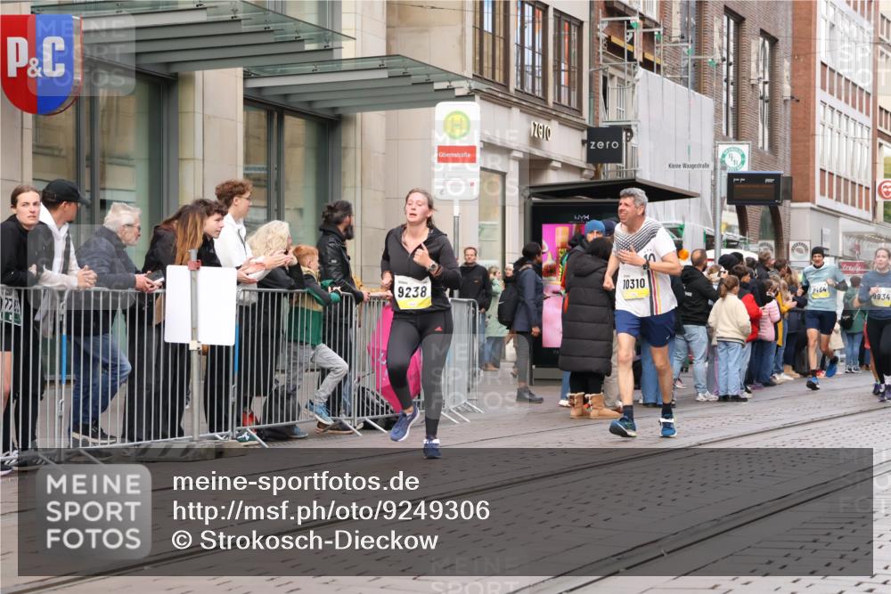 05.10.2025 - 20. swb-Marathon Bremen Strokosch-Dieckow http://msf.ph/oto/9249306 05.10.2025 10:53:16 Ziel 7193, 9238, 9461, 9464, 9494, 9569, 9717, 9868, 9934, 9957, 10020, 10057, 10302, 10310, 10335, 10369, 10416, 10468, 10642, 10655, 10906, 10925, 10934, 10966, 11046, 11141, 11246, 11383, 11545, 11616, 11716, 7193, 9238, 9461, 9464, 9494, 9569, 9717, 9868, 9934, 9957, 10020, 10057, 10302, 10310, 10335, 10369, 10416, 10468, 10642, 10655, 10906, 10925, 10934, 10966, 11046, 11141, 11246, 11383 meine-sportfotos.de