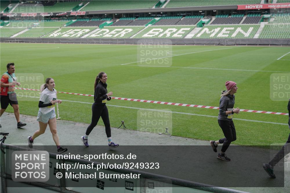 05.10.2025 - 20. swb-Marathon Bremen Michael Burmester http://msf.ph/oto/9249323 05.10.2025 10:39:41 Laufen im Stadion 7199, 7654, 7779, 7788, 7789, 7979, 9002, 9180, 9186, 9220, 9224, 9225, 9228, 9286, 9315, 9325, 9419, 9515, 9523, 9610, 9628, 9644, 9661, 9662, 9668, 9713, 9765, 9780, 9786, 9850, 9901, 9908, 9944, 9976, 9998, 10018, 10021, 10025, 10157, 10185, 10192, 10207, 10238, 10255, 10258, 10289, 10371, 10374, 10383, 10422, 10426, 10451, 10462, 10498, 10531, 10557, 10567, 10587, 10597, 10603, 10604, 10619, 10749, 9182, 9229, 9269, 9300, 9324, 9379, 9394 meine-sportfotos.de