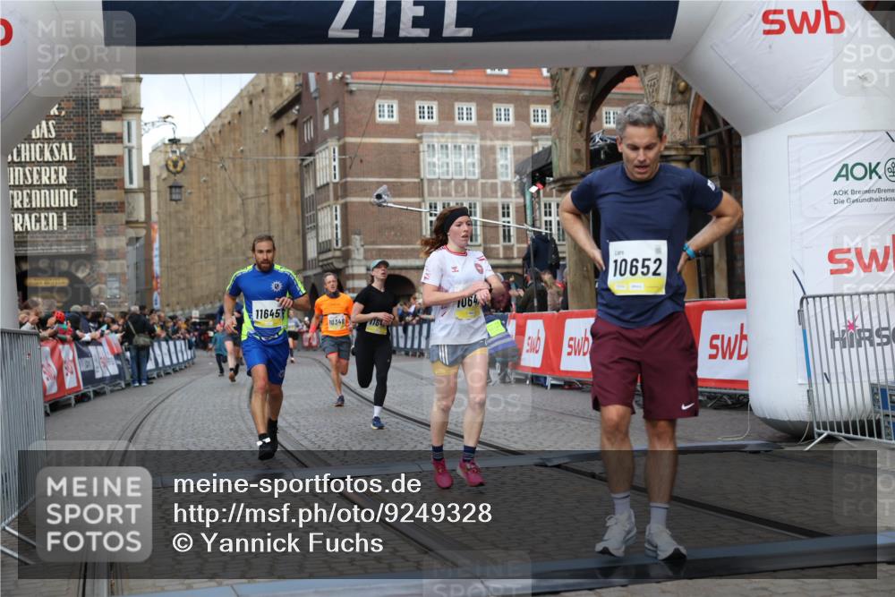 05.10.2025 - 20. swb-Marathon Bremen Yannick Fuchs http://msf.ph/oto/9249328 05.10.2025 10:44:17 Ziel 9614, 9919, 10348, 10351, 10649, 10652, 10780, 11316, 11503, 11645, 11648 meine-sportfotos.de