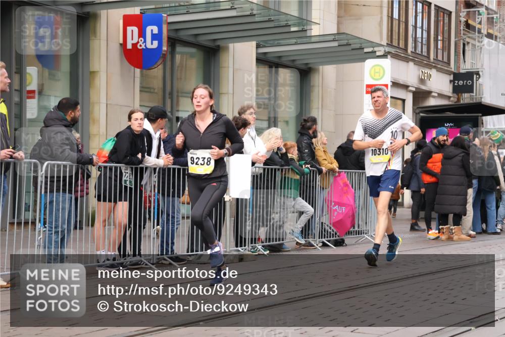 05.10.2025 - 20. swb-Marathon Bremen Strokosch-Dieckow http://msf.ph/oto/9249343 05.10.2025 10:53:17 Ziel 9238, 9461, 9464, 9494, 9569, 9868, 9934, 9957, 10020, 10302, 10310, 10335, 10369, 10416, 10468, 10642, 10655, 10906, 10925, 10934, 10966, 11046, 11141, 11246, 11383, 11545, 11616, 11716, 9238, 9461, 9464, 9494, 9569, 9868, 9934, 9957, 10020, 10302, 10310, 10335, 10369, 10416, 10468, 10642, 10655, 10906, 10925, 10934, 10966, 11046, 11141, 11246, 11383 meine-sportfotos.de