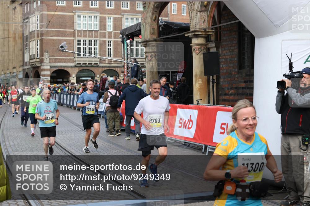 05.10.2025 - 20. swb-Marathon Bremen Yannick Fuchs http://msf.ph/oto/9249349 05.10.2025 10:53:16 Ziel 9449, 9650, 9703, 9834, 10128, 10242, 10349, 10460, 10466, 10539, 11259, 11300, 11398, 11411 meine-sportfotos.de