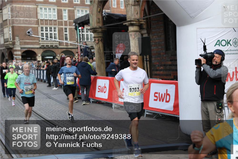 05.10.2025 - 20. swb-Marathon Bremen Yannick Fuchs http://msf.ph/oto/9249388 05.10.2025 10:53:16 Ziel 9449, 9650, 9703, 9834, 10128, 10242, 10349, 10460, 10466, 10539, 11259, 11300, 11398, 11411 meine-sportfotos.de