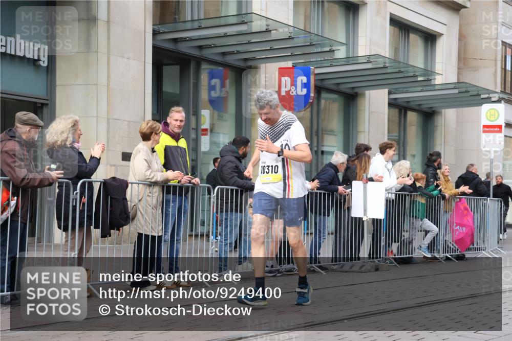 05.10.2025 - 20. swb-Marathon Bremen Strokosch-Dieckow http://msf.ph/oto/9249400 05.10.2025 10:53:19 Ziel 9238, 9461, 9464, 9494, 9569, 9934, 9957, 10020, 10310, 10369, 10416, 10468, 10642, 10655, 10696, 10906, 10925, 10934, 10966, 11046, 11141, 11246, 11383, 11445, 11545, 11716, 9238, 9461, 9464, 9494, 9569, 9934, 9957, 10020, 10310, 10369, 10416, 10468, 10642, 10655, 10696, 10906, 10925, 10934, 10966, 11046, 11141, 11246, 11383, 11445 meine-sportfotos.de