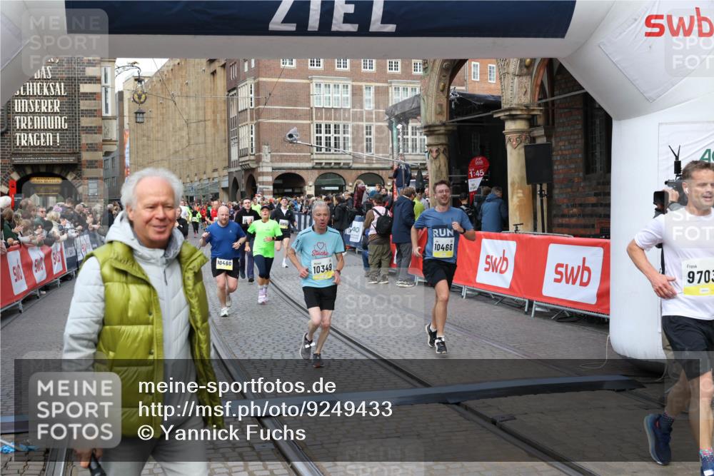 05.10.2025 - 20. swb-Marathon Bremen Yannick Fuchs http://msf.ph/oto/9249433 05.10.2025 10:53:17 Ziel 9449, 9650, 9703, 9834, 10128, 10242, 10349, 10460, 10466, 10539, 10958, 11259, 11300, 11377, 11411, 11512 meine-sportfotos.de