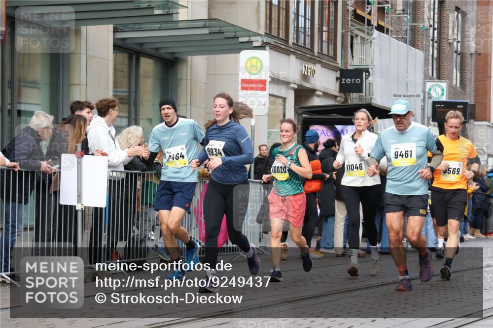 05.10.2025 - 20. swb-Marathon Bremen Strokosch-Dieckow http://msf.ph/oto/9249437 05.10.2025 10:53:21 Ziel 9238, 9461, 9464, 9494, 9569, 9701, 9934, 10020, 10310, 10369, 10416, 10468, 10642, 10696, 10906, 10925, 10934, 10966, 11046, 11141, 11246, 11383, 11445, 11533, 11545, 9238, 9461, 9464, 9494, 9569, 9701, 9934, 10020, 10310, 10369, 10416, 10468, 10642, 10696, 10906, 10925, 10934, 10966, 11046, 11141, 11246, 11383, 11445, 11533 meine-sportfotos.de