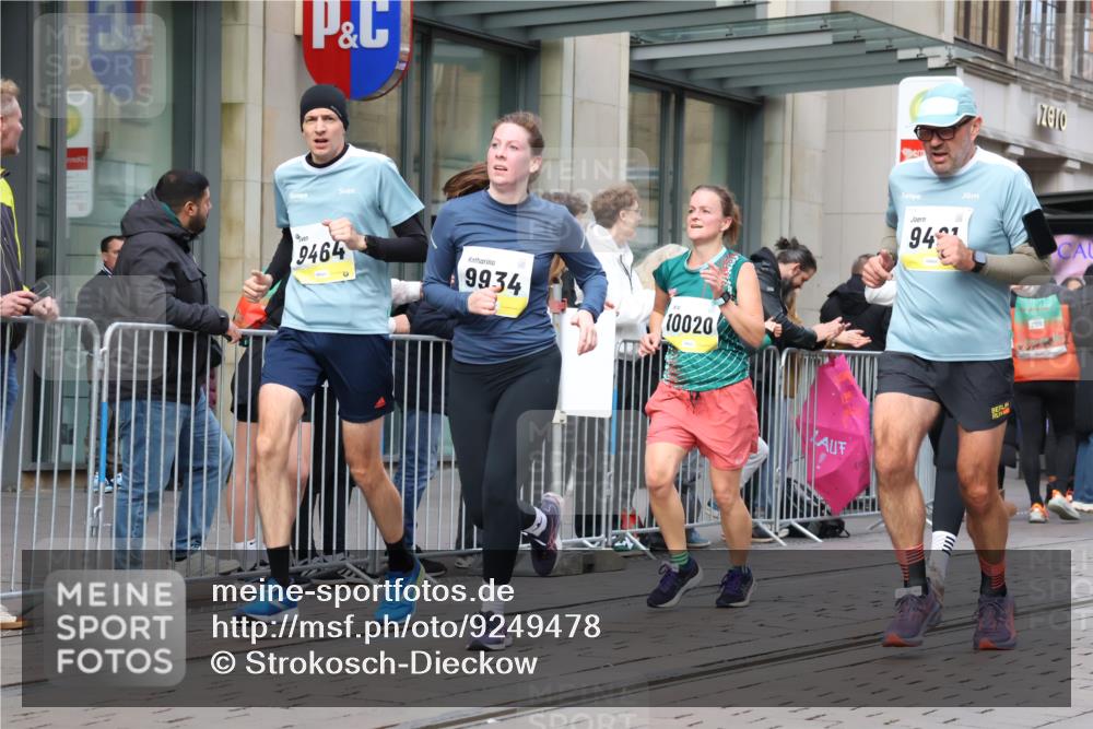 05.10.2025 - 20. swb-Marathon Bremen Strokosch-Dieckow http://msf.ph/oto/9249478 05.10.2025 10:53:23 Ziel 9238, 9456, 9461, 9464, 9494, 9569, 9701, 9934, 10020, 10046, 10310, 10416, 10616, 10642, 10696, 10906, 10925, 10966, 11046, 11141, 11246, 11383, 11445, 11533, 9238, 9456, 9461, 9464, 9494, 9569, 9701, 9934, 10020, 10046, 10310, 10416, 10616, 10642, 10696, 10906, 10925, 10966, 11046, 11141, 11246, 11383, 11445, 11533 meine-sportfotos.de