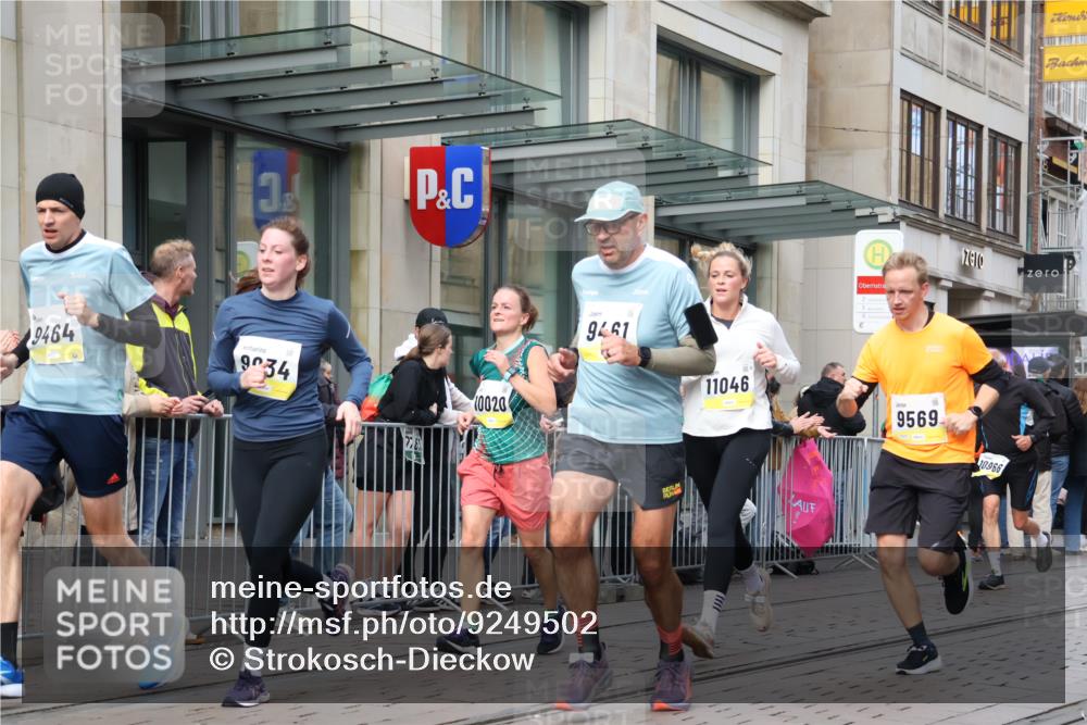 05.10.2025 - 20. swb-Marathon Bremen Strokosch-Dieckow http://msf.ph/oto/9249502 05.10.2025 10:53:23 Ziel 9238, 9456, 9461, 9464, 9494, 9569, 9701, 9934, 10020, 10046, 10310, 10416, 10616, 10642, 10696, 10906, 10925, 10966, 11046, 11141, 11246, 11383, 11445, 11533, 9238, 9456, 9461, 9464, 9494, 9569, 9701, 9934, 10020, 10046, 10310, 10416, 10616, 10642, 10696, 10906, 10925, 10966, 11046, 11141, 11246, 11383, 11445, 11533 meine-sportfotos.de