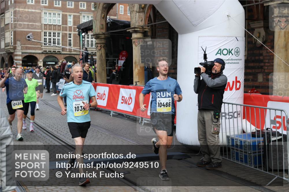 05.10.2025 - 20. swb-Marathon Bremen Yannick Fuchs http://msf.ph/oto/9249510 05.10.2025 10:53:18 Ziel 9449, 9703, 9834, 10128, 10242, 10349, 10460, 10466, 10958, 11300, 11377, 11512 meine-sportfotos.de