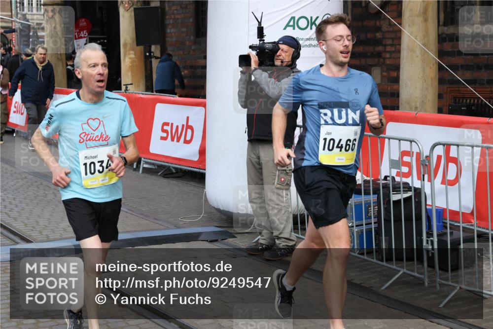 05.10.2025 - 20. swb-Marathon Bremen Yannick Fuchs http://msf.ph/oto/9249547 05.10.2025 10:53:19 Ziel 9449, 9703, 9834, 10128, 10242, 10349, 10460, 10466, 10958, 11300, 11377, 11512 meine-sportfotos.de