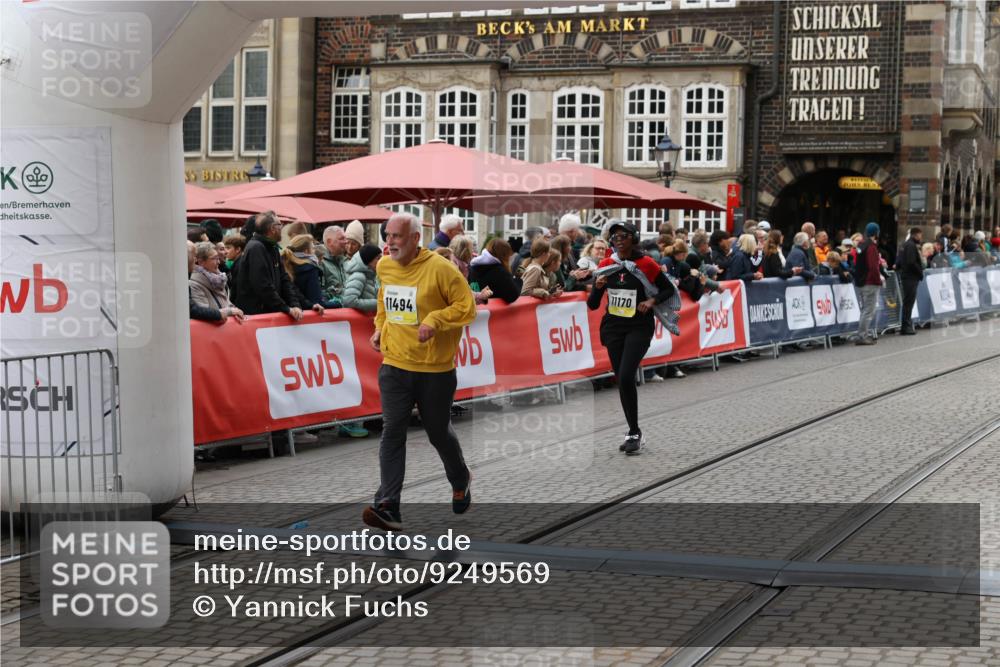 05.10.2025 - 20. swb-Marathon Bremen Yannick Fuchs http://msf.ph/oto/9249569 05.10.2025 11:13:12 Ziel 10041, 11118, 11170, 11494 meine-sportfotos.de