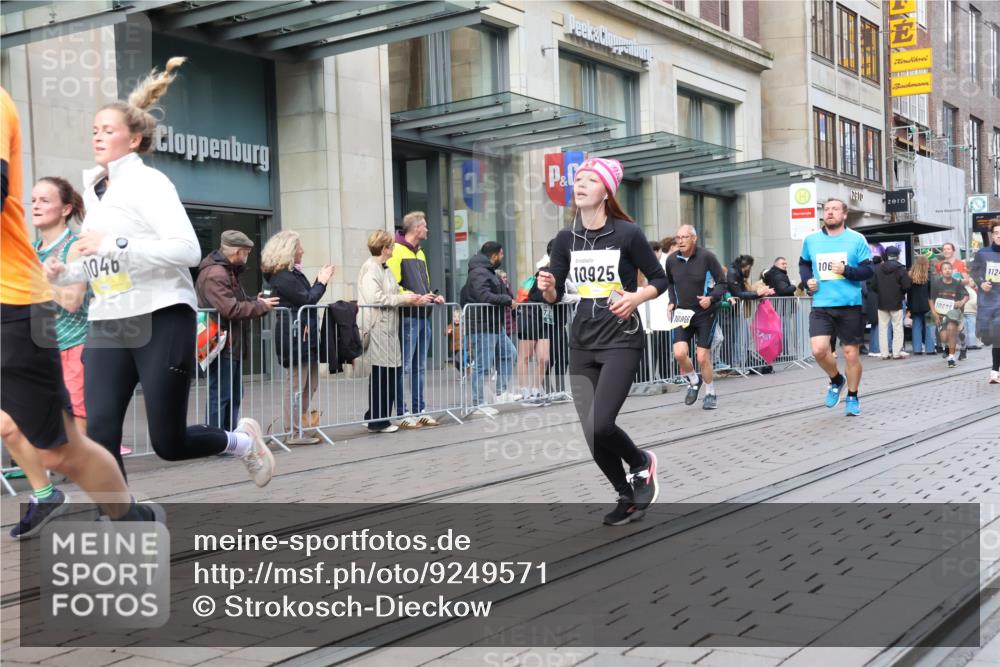 05.10.2025 - 20. swb-Marathon Bremen Strokosch-Dieckow http://msf.ph/oto/9249571 05.10.2025 10:53:25 Ziel 9238, 9456, 9461, 9464, 9494, 9548, 9569, 9701, 9934, 10020, 10046, 10310, 10416, 10484, 10616, 10642, 10696, 10785, 10906, 10925, 10966, 11046, 11141, 11246, 11383, 11445, 11533, 9238, 9456, 9461, 9464, 9494, 9548, 9569, 9701, 9934, 10020, 10046, 10310, 10416, 10484, 10616, 10642, 10696, 10785, 10906, 10925, 10966, 11046, 11141, 11246, 11383, 11445, 11533 meine-sportfotos.de
