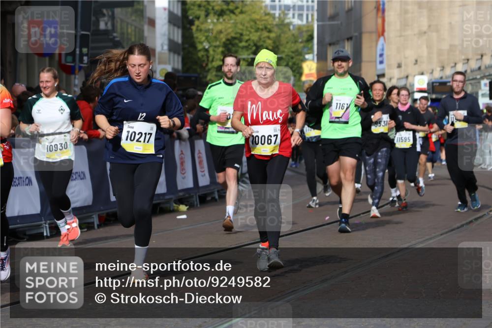 05.10.2025 - 20. swb-Marathon Bremen Strokosch-Dieckow http://msf.ph/oto/9249582 05.10.2025 11:00:24 Ziel 7215, 9173, 9177, 9531, 10063, 10067, 10071, 10217, 10504, 10794, 10930, 11003, 11424, 11534, 11595, 11619, 11699 meine-sportfotos.de