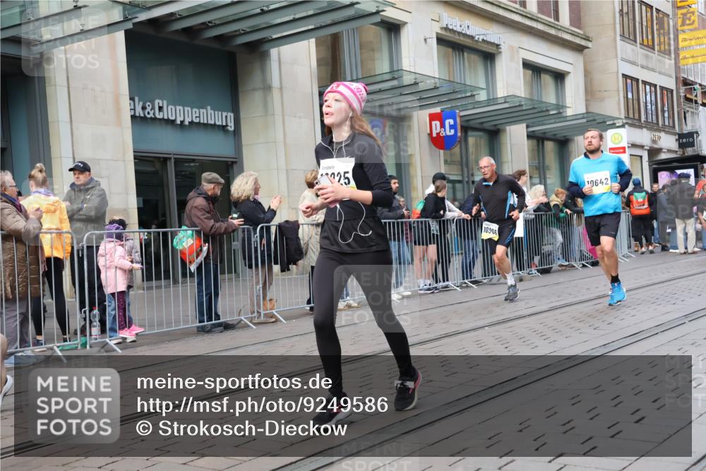 05.10.2025 - 20. swb-Marathon Bremen Strokosch-Dieckow http://msf.ph/oto/9249586 05.10.2025 10:53:26 Ziel 9238, 9456, 9461, 9464, 9494, 9548, 9569, 9701, 9934, 10020, 10046, 10163, 10310, 10416, 10484, 10616, 10642, 10696, 10785, 10906, 10925, 10966, 11046, 11141, 11152, 11246, 11383, 11445, 11533, 9238, 9456, 9461, 9464, 9494, 9548, 9569, 9701, 9934, 10020, 10046, 10163, 10310, 10416, 10484, 10616, 10642, 10696, 10785, 10906, 10925, 10966, 11046, 11141, 11152, 11246, 11383, 11445, 11533 meine-sportfotos.de