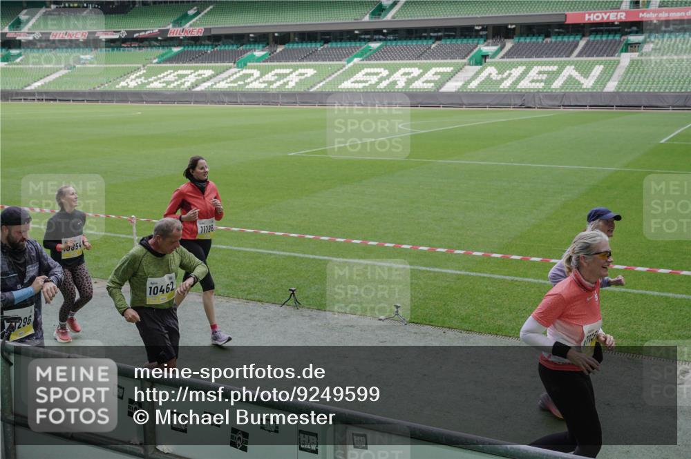 05.10.2025 - 20. swb-Marathon Bremen Michael Burmester http://msf.ph/oto/9249599 05.10.2025 10:39:49 Laufen im Stadion 7199, 7654, 7779, 7789, 7979, 9002, 9180, 9186, 9220, 9224, 9225, 9228, 9241, 9275, 9286, 9315, 9325, 9419, 9515, 9523, 9554, 9571, 9610, 9619, 9628, 9644, 9661, 9662, 9668, 9713, 9765, 9780, 9786, 9850, 9901, 9908, 9931, 9944, 9976, 10018, 10021, 10025, 10157, 10185, 10192, 10207, 10238, 10258, 10286, 10289, 10371, 10374, 10383, 10422, 10426, 10451, 10462, 10531, 10532, 10542, 10557, 10567, 10587, 10597, 10603, 10604, 10619, 10674, 10749, 9229, 9324, 9379 meine-sportfotos.de