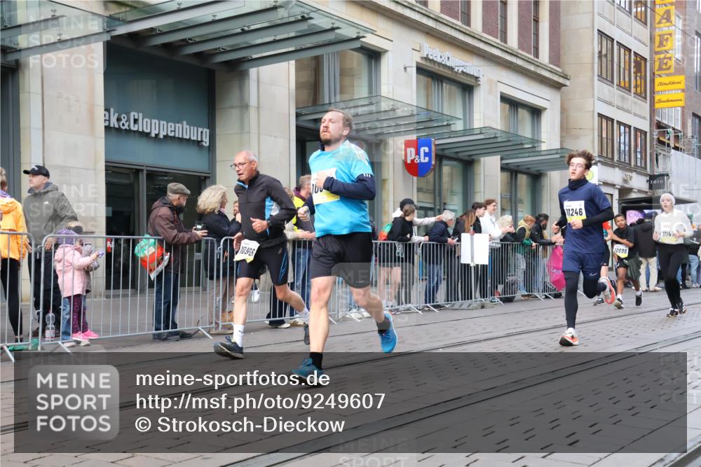 05.10.2025 - 20. swb-Marathon Bremen Strokosch-Dieckow http://msf.ph/oto/9249607 05.10.2025 10:53:27 Ziel 9238, 9313, 9456, 9461, 9464, 9494, 9548, 9569, 9701, 9934, 10020, 10046, 10163, 10310, 10416, 10484, 10616, 10642, 10696, 10785, 10906, 10925, 10966, 11046, 11141, 11152, 11246, 11383, 11445, 11533, 9238, 9313, 9456, 9461, 9464, 9494, 9548, 9569, 9701, 9934, 10020, 10046, 10163, 10310, 10416, 10484, 10616, 10642, 10696, 10785, 10906, 10925, 10966, 11046, 11141, 11152, 11246, 11383, 11445, 11533 meine-sportfotos.de