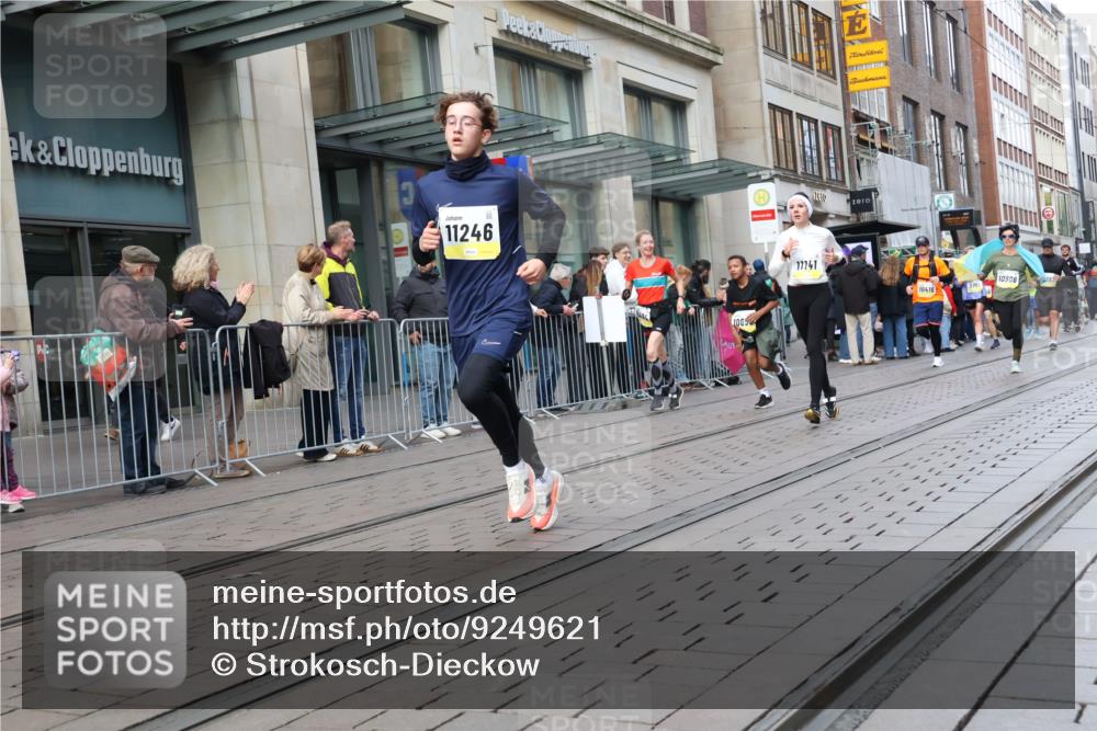 05.10.2025 - 20. swb-Marathon Bremen Strokosch-Dieckow http://msf.ph/oto/9249621 05.10.2025 10:53:28 Ziel 9313, 9456, 9494, 9548, 9701, 9934, 10020, 10046, 10163, 10310, 10416, 10484, 10616, 10642, 10696, 10785, 10906, 10925, 10966, 11046, 11141, 11152, 11246, 11383, 11445, 11533, 9313, 9456, 9494, 9548, 9701, 9934, 10020, 10046, 10163, 10310, 10416, 10484, 10616, 10642, 10696, 10785, 10906, 10925, 10966, 11046, 11141, 11152, 11246, 11383, 11445, 11533 meine-sportfotos.de