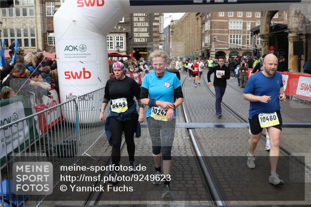 05.10.2025 - 20. swb-Marathon Bremen Yannick Fuchs http://msf.ph/oto/9249623 05.10.2025 10:53:20 Ziel 9449, 9703, 9834, 9956, 10128, 10242, 10349, 10460, 10466, 10806, 10958, 11300, 11377, 11510, 11512 meine-sportfotos.de