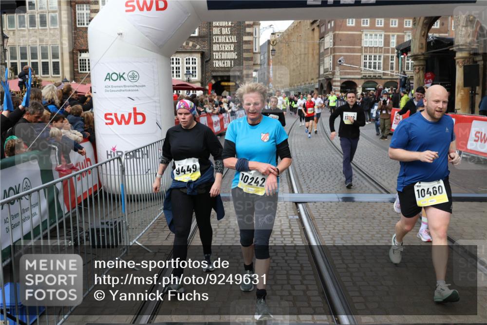 05.10.2025 - 20. swb-Marathon Bremen Yannick Fuchs http://msf.ph/oto/9249631 05.10.2025 10:53:20 Ziel 9449, 9703, 9834, 9956, 10128, 10242, 10349, 10460, 10466, 10806, 10958, 11300, 11377, 11510, 11512 meine-sportfotos.de