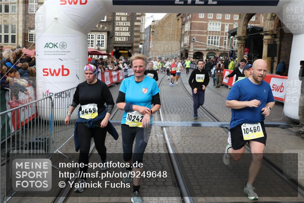 05.10.2025 - 20. swb-Marathon Bremen Yannick Fuchs http://msf.ph/oto/9249648 05.10.2025 10:53:20 Ziel 9449, 9703, 9834, 9956, 10128, 10242, 10349, 10460, 10466, 10806, 10958, 11300, 11377, 11510, 11512 meine-sportfotos.de