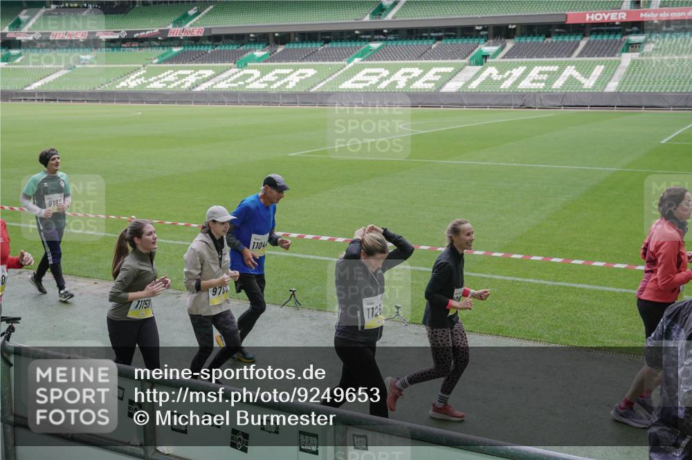 05.10.2025 - 20. swb-Marathon Bremen Michael Burmester http://msf.ph/oto/9249653 05.10.2025 10:39:51 Laufen im Stadion 7199, 7654, 7779, 7789, 7799, 7979, 9002, 9180, 9186, 9220, 9224, 9225, 9228, 9241, 9275, 9286, 9315, 9325, 9419, 9515, 9523, 9554, 9571, 9610, 9619, 9644, 9661, 9662, 9668, 9713, 9765, 9780, 9786, 9866, 9901, 9908, 9931, 9944, 9976, 10018, 10021, 10025, 10157, 10185, 10192, 10207, 10238, 10286, 10289, 10371, 10374, 10383, 10422, 10426, 10451, 10462, 10531, 10532, 10542, 10557, 10567, 10587, 10597, 10603, 10604, 10619, 10674, 10699, 10749, 9324, 9379 meine-sportfotos.de