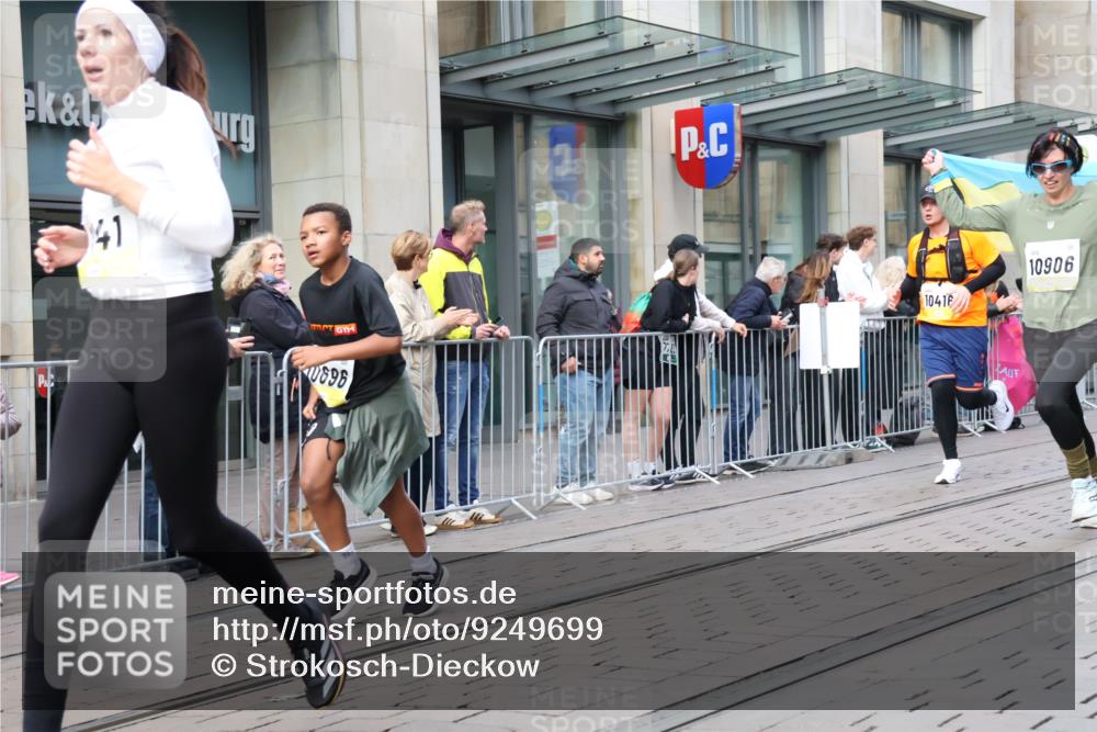 05.10.2025 - 20. swb-Marathon Bremen Strokosch-Dieckow http://msf.ph/oto/9249699 05.10.2025 10:53:30 Ziel 9313, 9456, 9494, 9548, 9701, 9835, 9934, 10020, 10046, 10075, 10163, 10416, 10484, 10616, 10642, 10696, 10785, 10906, 10925, 10966, 11046, 11141, 11152, 11339, 11383, 11445, 11533, 11593, 9313, 9456, 9494, 9548, 9701, 9835, 9934, 10020, 10046, 10075, 10163, 10416, 10484, 10616, 10642, 10696, 10785, 10906, 10925, 10966, 11046, 11141, 11152, 11339, 11383, 11445, 11533, 11593 meine-sportfotos.de