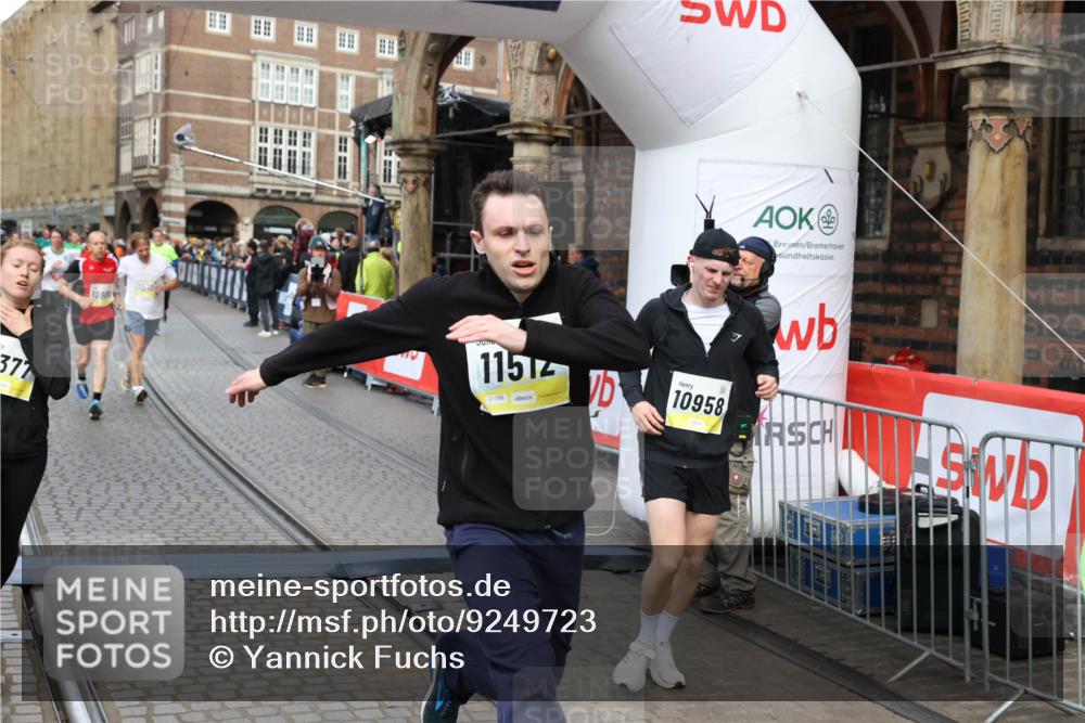 05.10.2025 - 20. swb-Marathon Bremen Yannick Fuchs http://msf.ph/oto/9249723 05.10.2025 10:53:21 Ziel 9449, 9703, 9834, 9956, 10242, 10349, 10460, 10466, 10806, 10958, 10993, 11300, 11377, 11510, 11512 meine-sportfotos.de