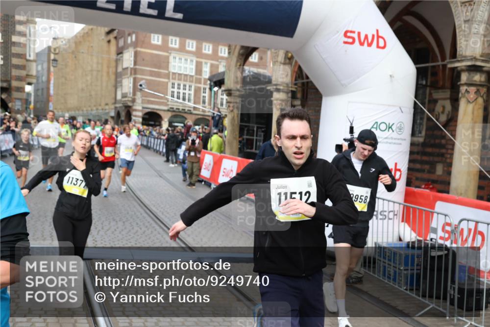 05.10.2025 - 20. swb-Marathon Bremen Yannick Fuchs http://msf.ph/oto/9249740 05.10.2025 10:53:22 Ziel 9449, 9703, 9834, 9956, 10242, 10349, 10460, 10466, 10806, 10958, 10993, 11377, 11510, 11512 meine-sportfotos.de