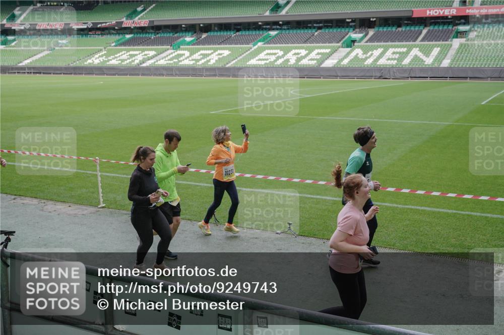 05.10.2025 - 20. swb-Marathon Bremen Michael Burmester http://msf.ph/oto/9249743 05.10.2025 10:39:53 Laufen im Stadion 7654, 7779, 7789, 7799, 7979, 9002, 9180, 9186, 9220, 9224, 9225, 9228, 9241, 9275, 9286, 9308, 9315, 9325, 9419, 9423, 9515, 9523, 9554, 9571, 9610, 9615, 9619, 9644, 9661, 9662, 9668, 9713, 9780, 9786, 9866, 9901, 9908, 9931, 9944, 9976, 10018, 10021, 10025, 10157, 10185, 10192, 10207, 10238, 10286, 10289, 10371, 10374, 10383, 10422, 10426, 10451, 10462, 10531, 10532, 10542, 10567, 10587, 10597, 10603, 10604, 10619, 10674, 10699, 10749, 9324, 9379 meine-sportfotos.de