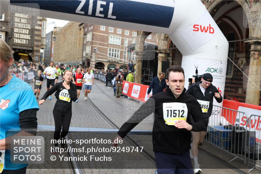 05.10.2025 - 20. swb-Marathon Bremen Yannick Fuchs http://msf.ph/oto/9249747 05.10.2025 10:53:22 Ziel 9449, 9703, 9834, 9956, 10242, 10349, 10460, 10466, 10806, 10958, 10993, 11377, 11510, 11512 meine-sportfotos.de
