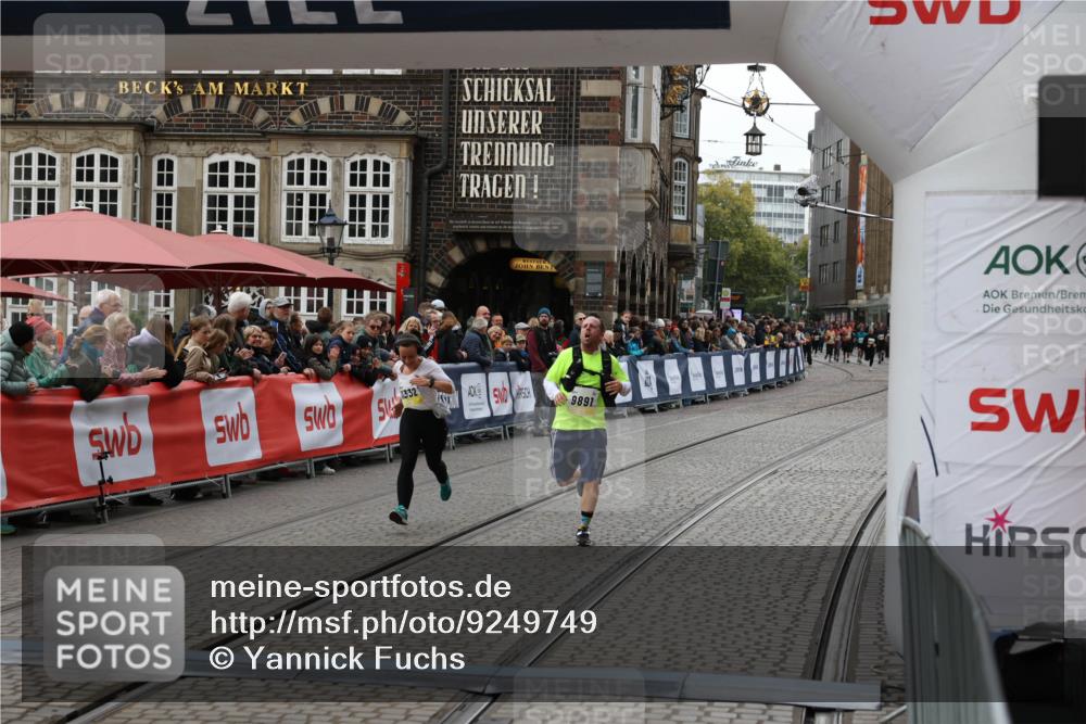 05.10.2025 - 20. swb-Marathon Bremen Yannick Fuchs http://msf.ph/oto/9249749 05.10.2025 11:13:19 Ziel 9891, 11170, 11332 meine-sportfotos.de