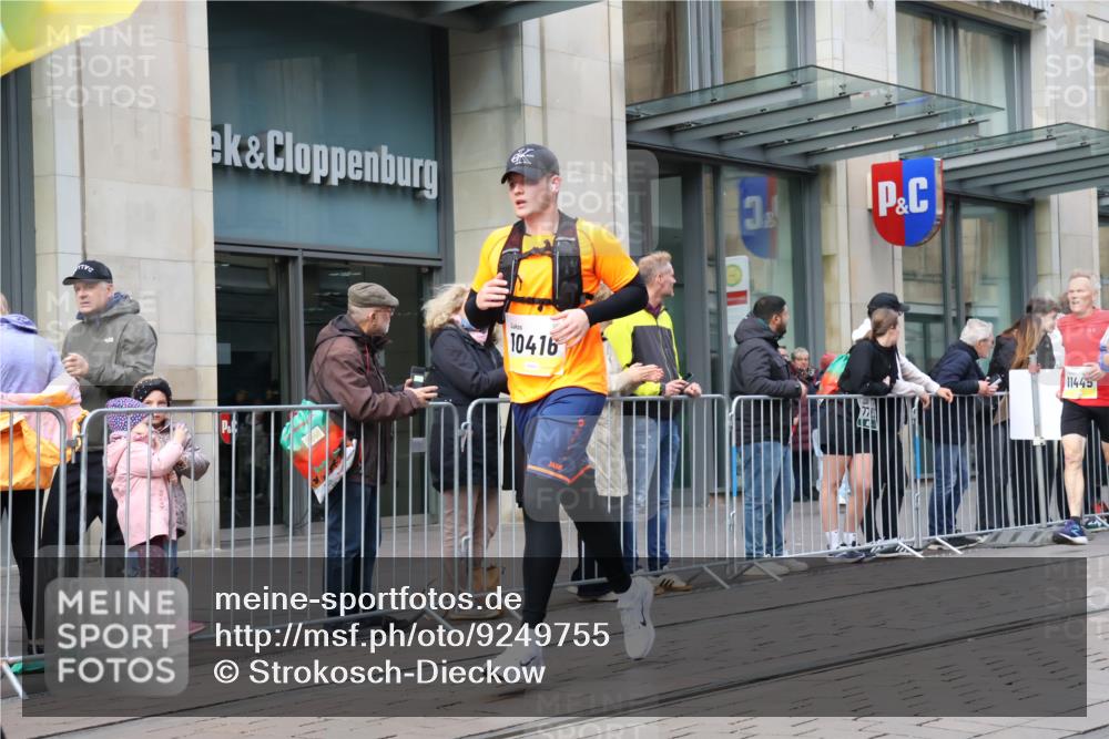05.10.2025 - 20. swb-Marathon Bremen Strokosch-Dieckow http://msf.ph/oto/9249755 05.10.2025 10:53:32 Ziel 9313, 9456, 9494, 9520, 9548, 9701, 9807, 9835, 9934, 10020, 10046, 10075, 10163, 10416, 10484, 10616, 10696, 10785, 10906, 10966, 11046, 11141, 11152, 11303, 11339, 11383, 11432, 11445, 11533, 11593, 9313, 9456, 9494, 9520, 9548, 9701, 9807, 9835, 9934, 10020, 10046, 10075, 10163, 10416, 10484, 10616, 10696, 10785, 10906, 10966, 11046, 11141, 11152, 11303, 11339, 11383, 11432, 11445, 11533, 11593 meine-sportfotos.de