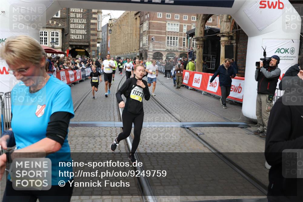 05.10.2025 - 20. swb-Marathon Bremen Yannick Fuchs http://msf.ph/oto/9249759 05.10.2025 10:53:22 Ziel 9449, 9703, 9834, 9956, 10242, 10349, 10460, 10466, 10806, 10958, 10993, 11377, 11510, 11512 meine-sportfotos.de