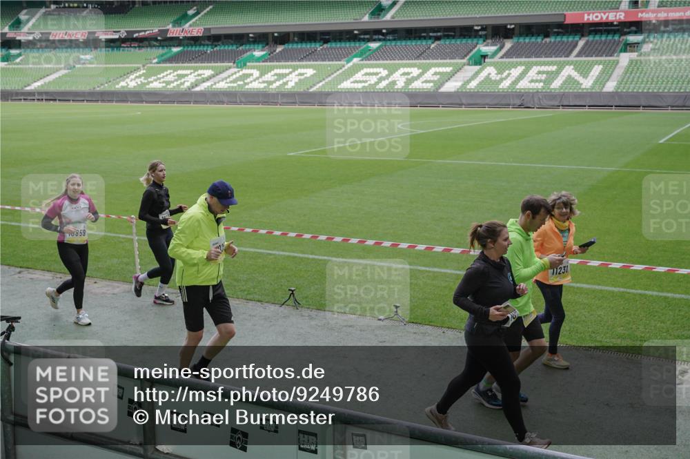 05.10.2025 - 20. swb-Marathon Bremen Michael Burmester http://msf.ph/oto/9249786 05.10.2025 10:39:54 Laufen im Stadion 7654, 7779, 7789, 7799, 7979, 9002, 9180, 9186, 9220, 9224, 9225, 9228, 9241, 9275, 9286, 9308, 9315, 9325, 9387, 9419, 9423, 9515, 9523, 9554, 9571, 9610, 9615, 9619, 9644, 9661, 9662, 9668, 9713, 9780, 9786, 9866, 9901, 9908, 9931, 9944, 9976, 10018, 10021, 10025, 10157, 10185, 10192, 10207, 10238, 10286, 10289, 10371, 10374, 10383, 10422, 10426, 10451, 10462, 10531, 10532, 10542, 10567, 10587, 10597, 10603, 10604, 10619, 10674, 10699, 10749, 9324 meine-sportfotos.de