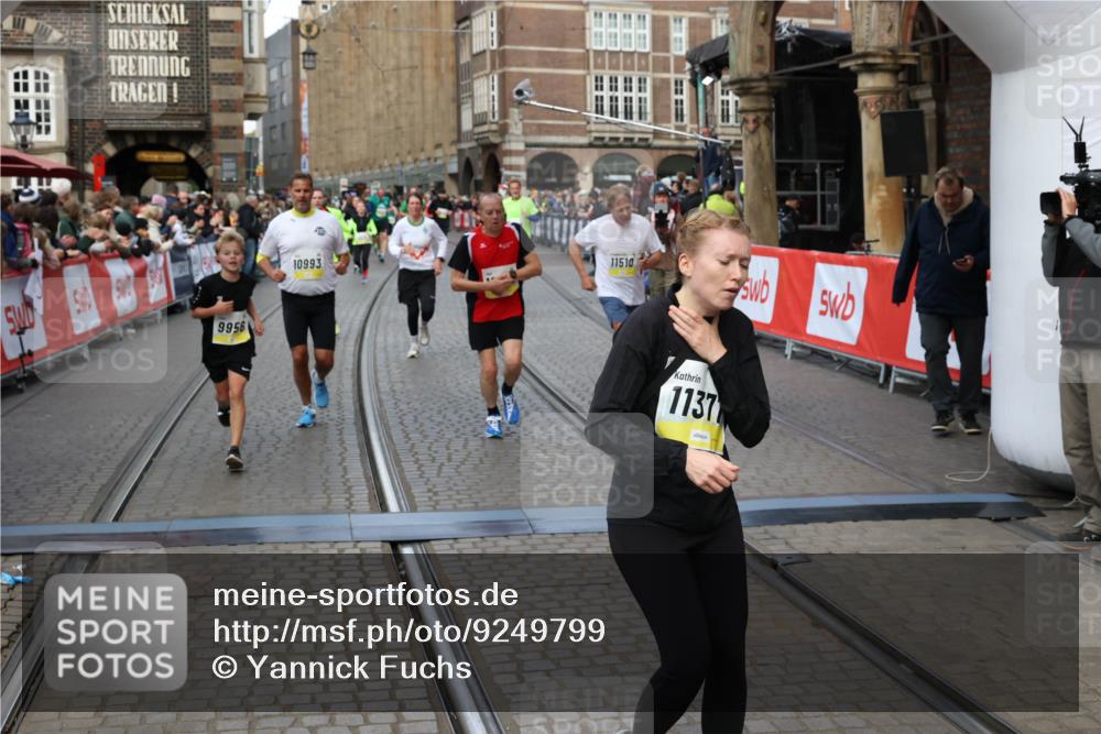 05.10.2025 - 20. swb-Marathon Bremen Yannick Fuchs http://msf.ph/oto/9249799 05.10.2025 10:53:23 Ziel 9449, 9703, 9834, 9956, 10242, 10349, 10460, 10466, 10806, 10958, 10993, 11175, 11377, 11510, 11512 meine-sportfotos.de