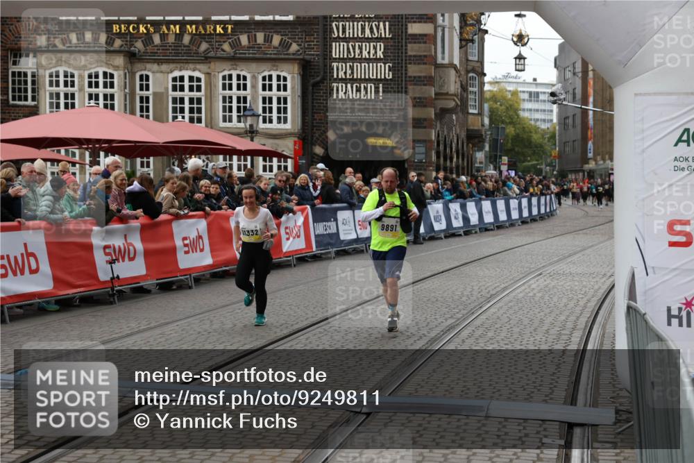 05.10.2025 - 20. swb-Marathon Bremen Yannick Fuchs http://msf.ph/oto/9249811 05.10.2025 11:13:20 Ziel 9891, 11170, 11332 meine-sportfotos.de