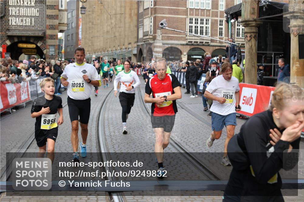 05.10.2025 - 20. swb-Marathon Bremen Yannick Fuchs http://msf.ph/oto/9249832 05.10.2025 10:53:23 Ziel 9449, 9703, 9834, 9956, 10242, 10349, 10460, 10466, 10806, 10958, 10993, 11175, 11377, 11510, 11512 meine-sportfotos.de
