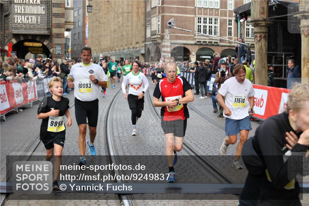 05.10.2025 - 20. swb-Marathon Bremen Yannick Fuchs http://msf.ph/oto/9249837 05.10.2025 10:53:23 Ziel 9449, 9703, 9834, 9956, 10242, 10349, 10460, 10466, 10806, 10958, 10993, 11175, 11377, 11510, 11512 meine-sportfotos.de